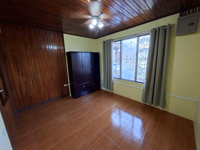 Casa con Ingresos de Dos Apartamentos y Vista de Volcán en Ciudad Quesada