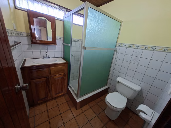 Casa con Ingresos de Dos Apartamentos y Vista de Volcán en Ciudad Quesada