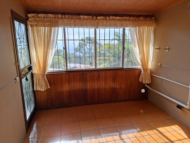 Casa con Ingresos de Dos Apartamentos y Vista de Volcán en Ciudad Quesada