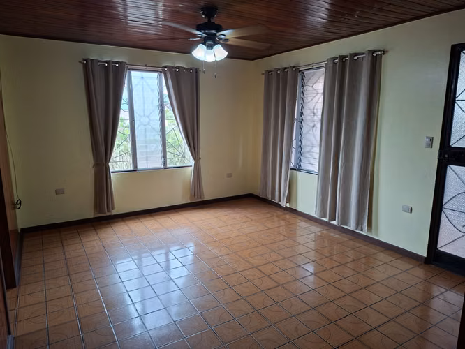 Casa con Ingresos de Dos Apartamentos y Vista de Volcán en Ciudad Quesada