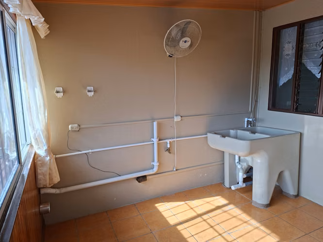 Casa con Ingresos de Dos Apartamentos y Vista de Volcán en Ciudad Quesada