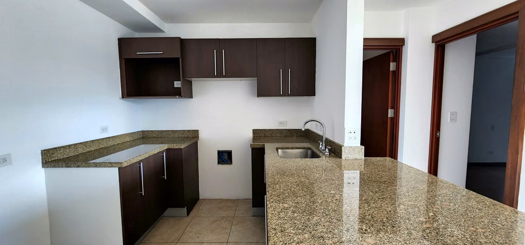 Alquiler de apartamento en Torre Paseo Colón. Piso 13 · San José · 2 hab · 88 m² - Imagen 6