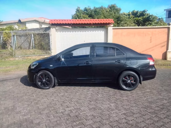 TOYOTA YARIS  2010