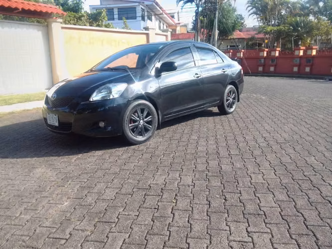 TOYOTA YARIS  2010