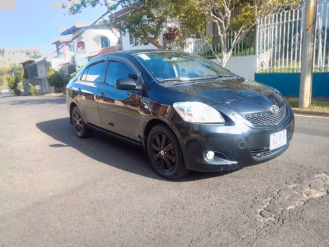 TOYOTA YARIS  2010