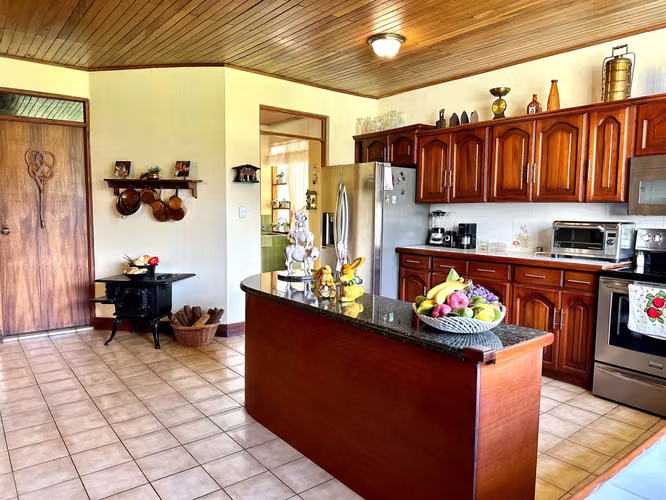 VENTA DE CASA INDEPENDIENTE DE UNA SOLA PLANTA EN ESCAZU
