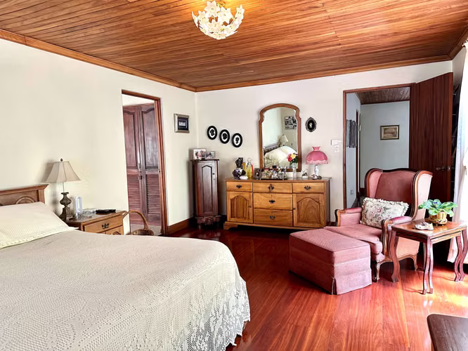 VENTA DE CASA INDEPENDIENTE DE UNA SOLA PLANTA EN ESCAZU