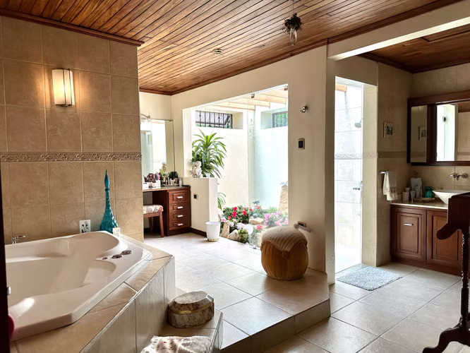 VENTA DE CASA INDEPENDIENTE DE UNA SOLA PLANTA EN ESCAZU