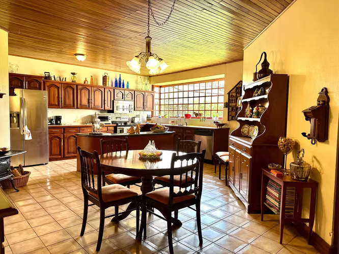 VENTA DE CASA INDEPENDIENTE DE UNA SOLA PLANTA EN ESCAZU