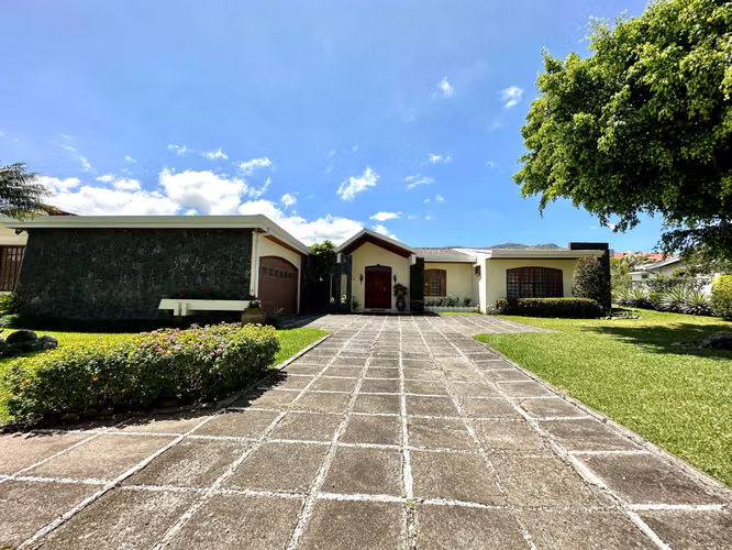 VENTA DE CASA INDEPENDIENTE DE UNA SOLA PLANTA EN ESCAZU