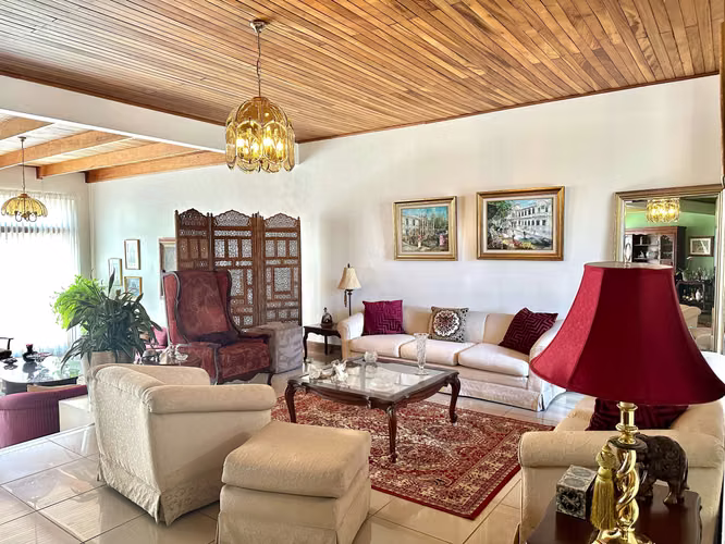 VENTA DE CASA INDEPENDIENTE DE UNA SOLA PLANTA EN ESCAZU