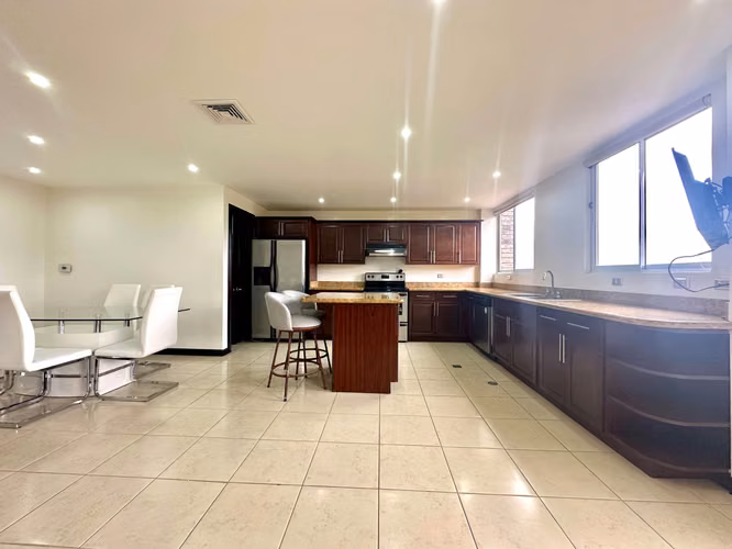 ALQUILER DE APARTAMENTO AMUEBLADO EN CONDOMINIO VALLE ARRIBA - Imagen 2