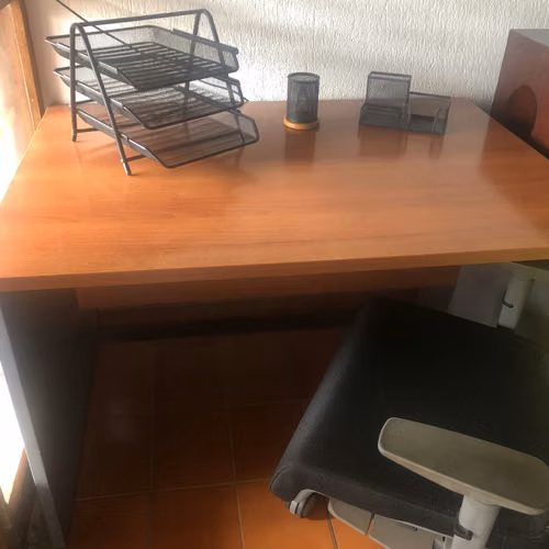 Combo de Oficina: Escritorio, Silla Ergonómica, Accesorios