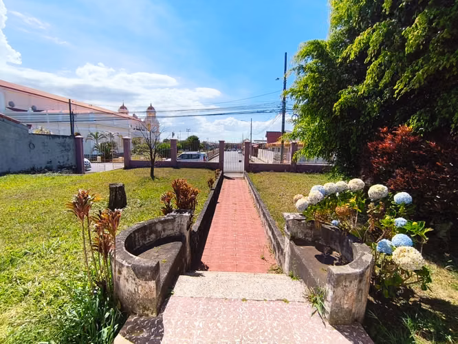  Valiosa propiedad frente a la Basílica de Santo Domingo de Heredia Incluye casa antigua de madera - Imagen 10