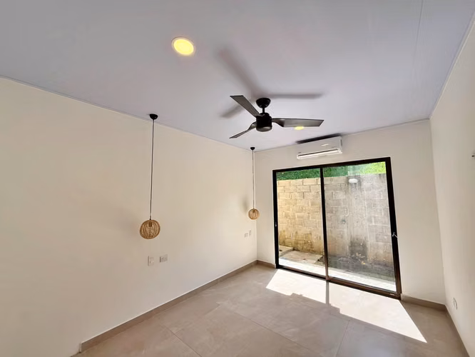 Venta casa con piscina y 3 habitaciones, Playa hermosa. (MV)