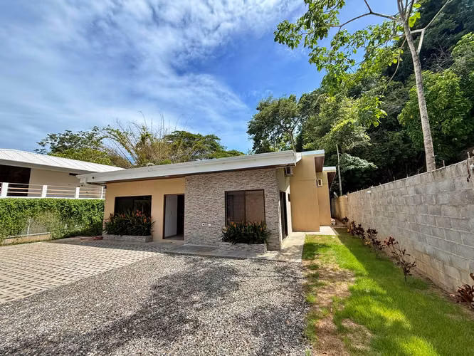 Venta casa con piscina y 3 habitaciones, Playa hermosa. (MV)