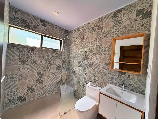 Venta casa con piscina y 3 habitaciones, Playa hermosa. (MV)