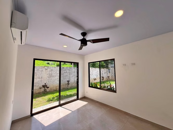 Venta casa con piscina y 3 habitaciones, Playa hermosa. (MV)