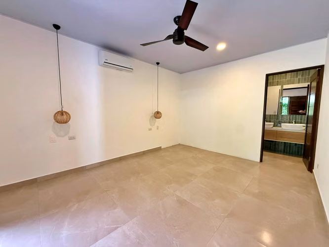 Venta casa con piscina y 3 habitaciones, Playa hermosa. (MV)