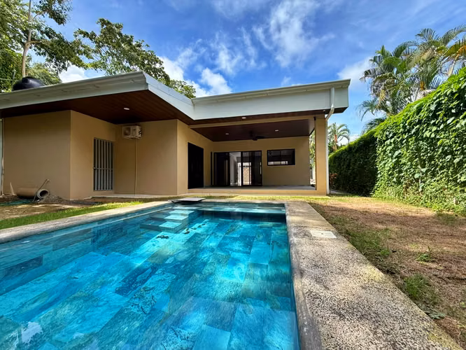 Venta casa con piscina y 3 habitaciones, Playa hermosa. (MV)