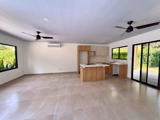 Venta casa con piscina y 3 habitaciones, Playa hermosa. (MV)
