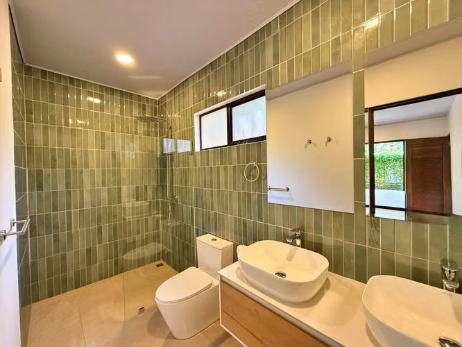 Venta casa con piscina y 3 habitaciones, Playa hermosa. (MV)
