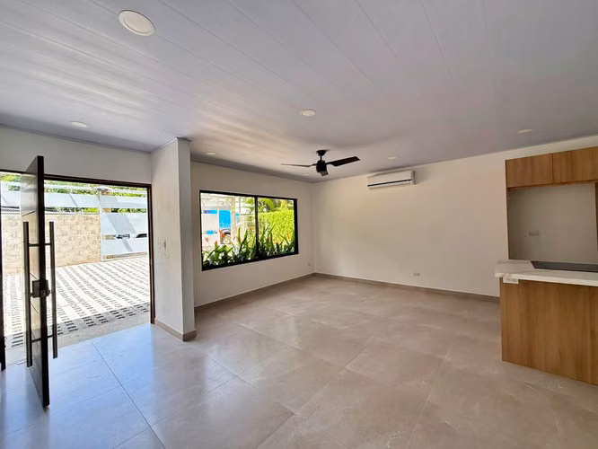 Venta casa con piscina y 3 habitaciones, Playa hermosa. (MV)