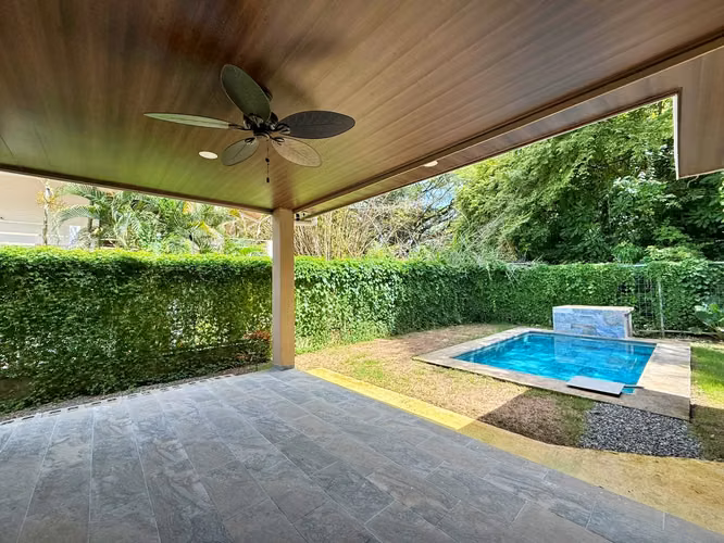 Venta casa con piscina y 3 habitaciones, Playa hermosa. (MV)