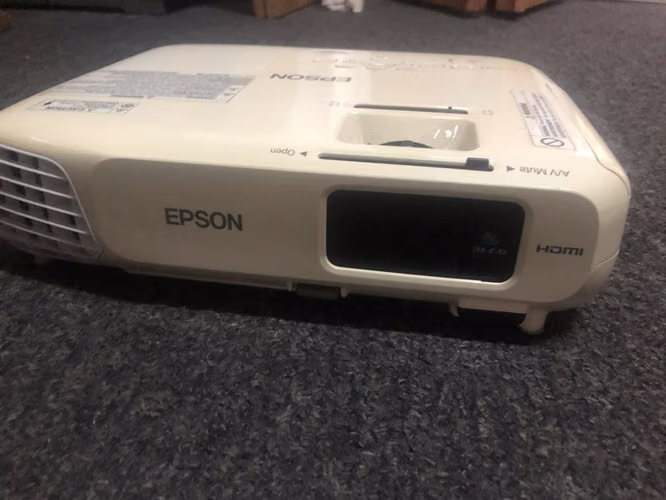 proyector mas pantalla retráctil