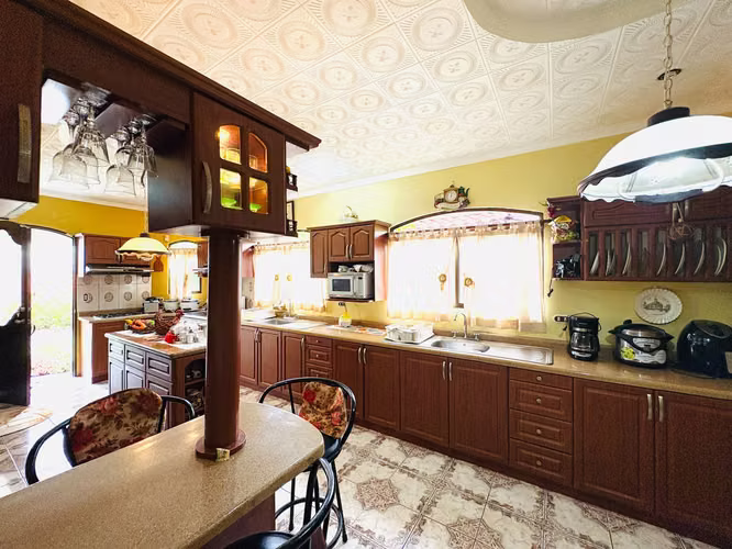 CASA CON LOTE GRANDE EN VENTA, ALAJUELA, GRECIA, RESIDENCIAL - Imagen 9