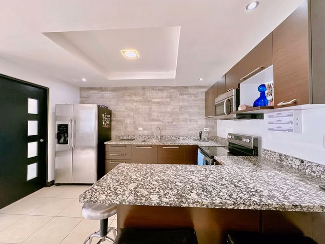 Santa Ana Hills, amueblada, muy linda-fina, 3 hab, 2.5 baños, s-TV, terraza, patio, ubicacion.
