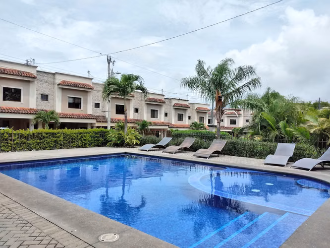 Santa Ana Hills, amueblada, muy linda-fina, 3 hab, 2.5 baños, s-TV, terraza, patio, ubicacion.