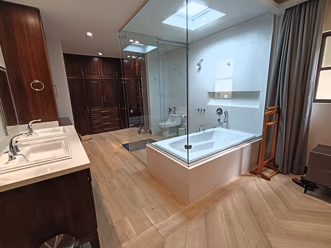 Rohrmoser, La Geroma, amueblada, nueva-lujosa-amplia 280m2, 3 hab, A/C, 3 baños, sala TV. - Imagen 12