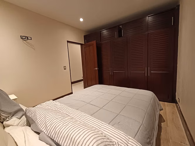 Rohrmoser, La Geroma, amueblada, nueva-lujosa-amplia 280m2, 3 hab, A/C, 3 baños, sala TV. - Imagen 16