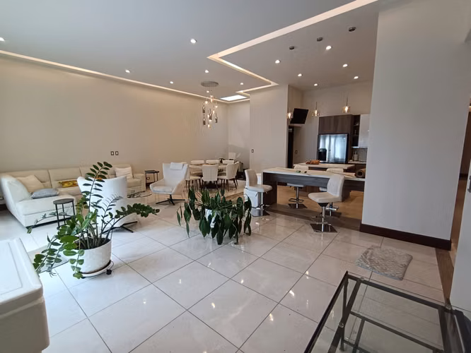 Rohrmoser, La Geroma, amueblada, nueva-lujosa-amplia 280m2, 3 hab, A/C, 3 baños, sala TV. - Imagen 4