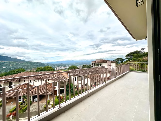 VENTA DE PENTHOUSE  EN CONDOMINIO VISTA AL VALLE - SANTA ANA