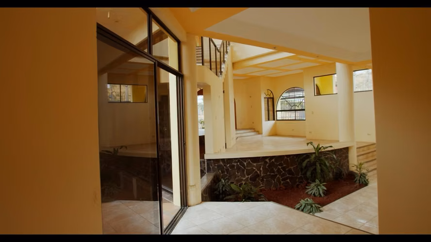 Casa amplia en alquiler – 13 habitaciones y 9 baños - Imagen 18