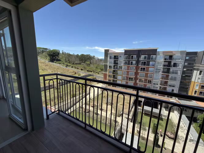 Se vende apartamento en ultimo piso, penthouse, amplio con terraza en Santa Verde Heredia