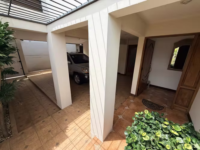 Venta casa en Rohrmoser con amplio patio