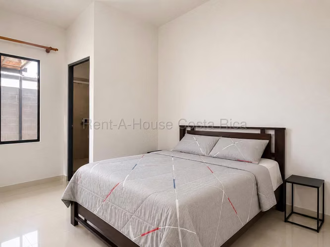 Casa de una Planta en Alquiler Lindora Santa Ana