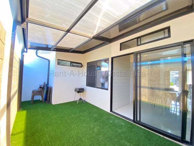 Casa de una Planta en Alquiler Lindora Santa Ana