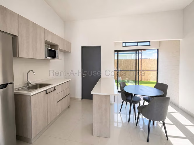 Casa de una Planta en Alquiler Lindora Santa Ana
