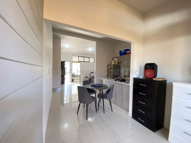 Casa de una Planta en Alquiler Lindora Santa Ana
