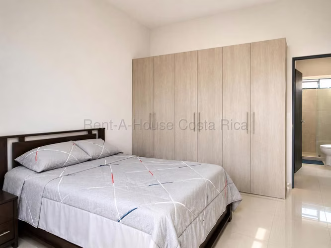 Casa de una Planta en Alquiler Lindora Santa Ana