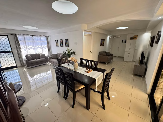 Venta de Casa esquinera en el Centro de Desamparados -EU