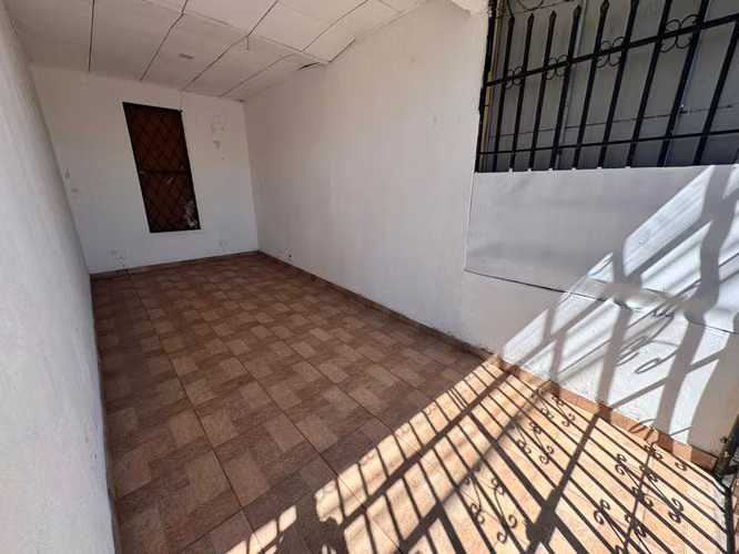 Venta de Casa esquinera en el Centro de Desamparados -EU
