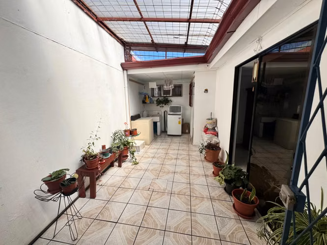 Venta de Casa esquinera en el Centro de Desamparados -EU