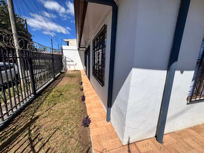 Venta de Casa esquinera en el Centro de Desamparados -EU