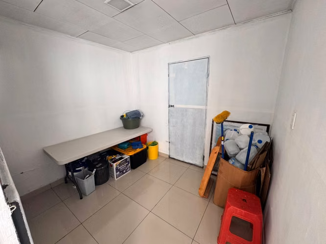 Venta de Casa esquinera en el Centro de Desamparados -EU