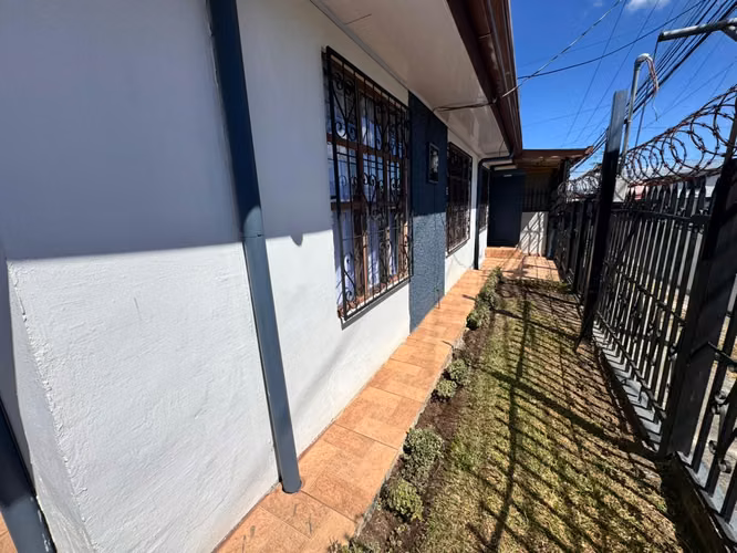 Venta de Casa esquinera en el Centro de Desamparados -EU